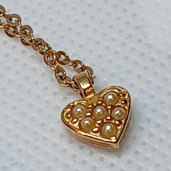 Vintage Avon Gold Tone Heart Pendant Necklace with Faux Pearls #12W - Picture 7 of 12